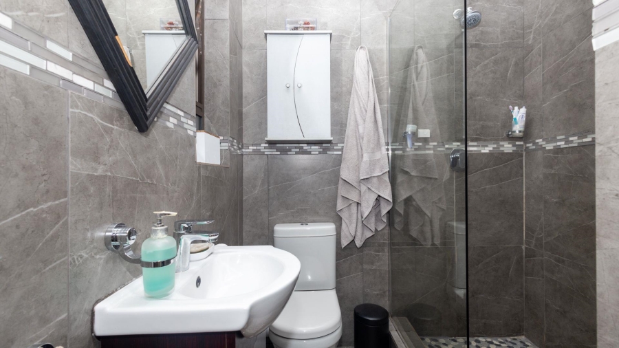 5 Bedroom Property for Sale in Avondale Western Cape